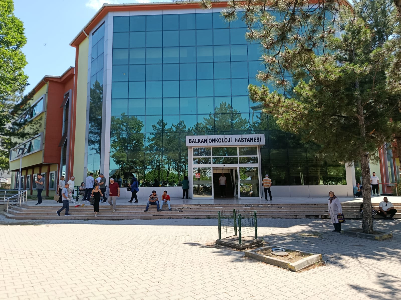 Hayırsever iş insanı Soner Çeker'in bağışıyla 1 yıl 3 ay önce yapımına başlanan ve 8 ay önce %80'inin tamamlandığı açıklanan Trakya Üniversitesi Balkan Onkoloji Hastanesi ek binasının kaderine terk edilmesi, aşırı yoğunluk nedeniyle muayene olamadan şehir dışından geri dönen kanser hastalarını çaresiz bıraktı.